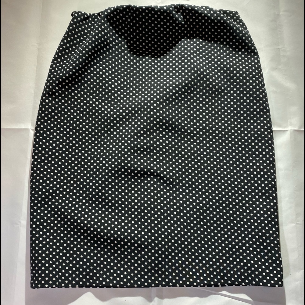 Black with white polka dot philosophy pencil skirt. Size 6